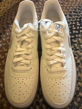 Nike Men's White Low-Top Athletic Sneakers with Light Gray Swoosh